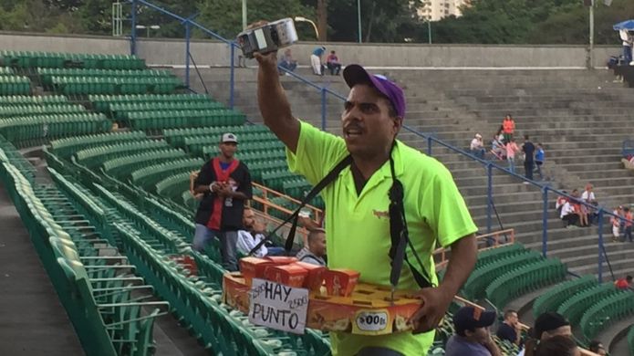 Un vendedor de cervezas y snacks