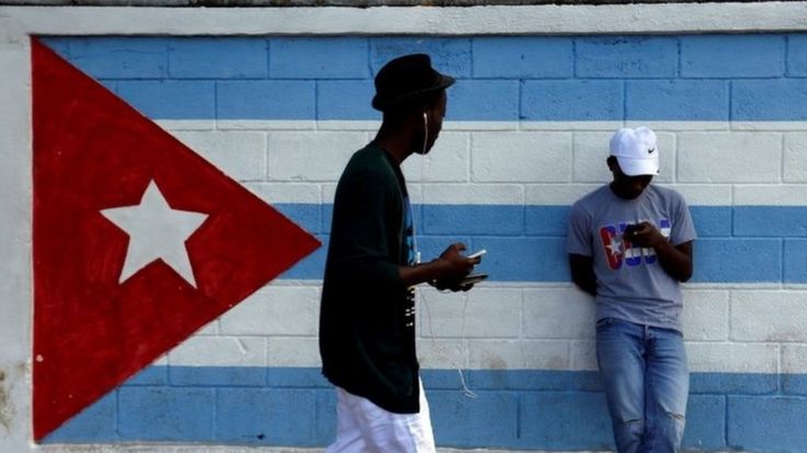 Adolescentes en La Habana con sus celulares.