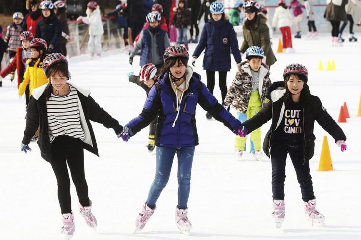 Niñas patinan en Seúl