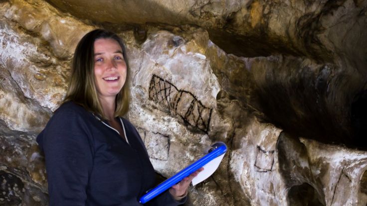 Genevieve von Petzinger en una cueva, haciendo mediciones