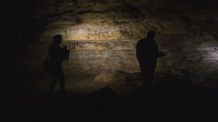 Imagen a contraluz de la cueva de Cudon, en Cantabria.