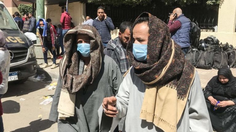 أشخاص يرتدون كمامات فى مصر
