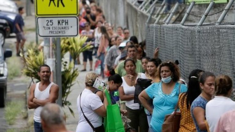 Una fila para recolección de alimentos en San José