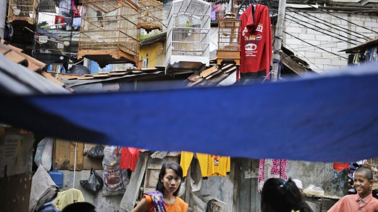 Người dân bàn tán gần nhà cô Siti Aisyah ở khu Tambora, Jakarta, Indonesia.