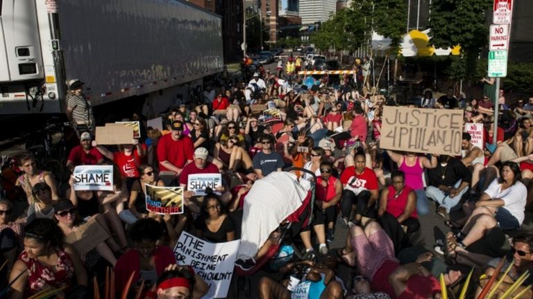 Manifestantes en Minneapolis, Minnesota, reclaman justicia para Philando Castile