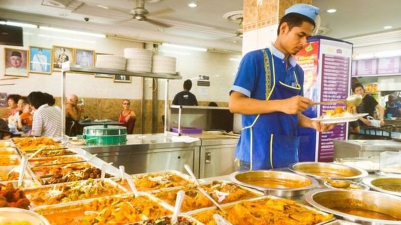 تتجاور في ماليزيا الوجبات التقليدية التي تروق لأبناء عرقية الملايو، مع الأطباق المفضلة للمنحدرين من أصول هندية أو صينية TRAVEL IMAGES/ALAMY