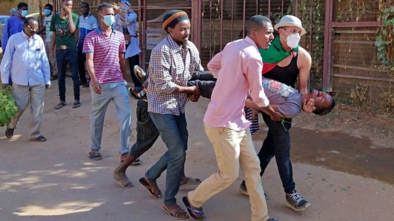 متظاهرون يحملون مصابا GETTY IMAGES