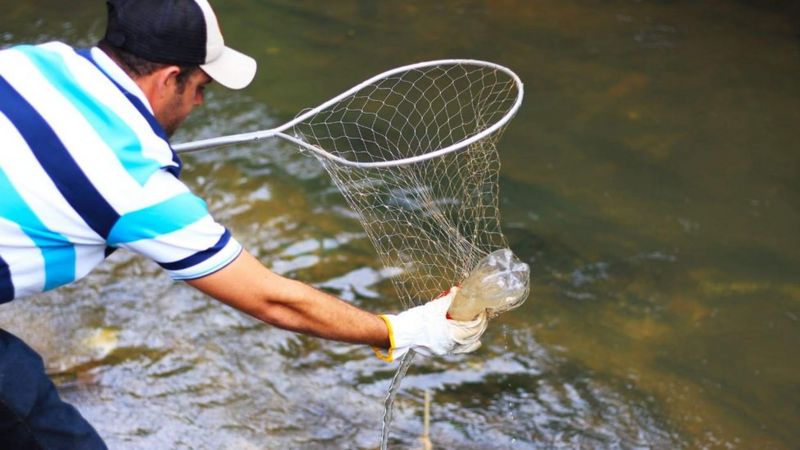 Vendedor Cria Barreira Ecol Gica Para Retirar Lixo E Salvar Rio Em Que