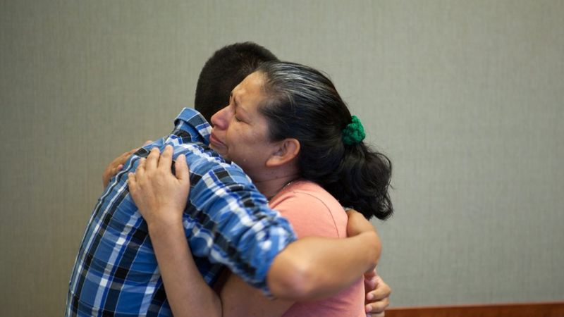 El emotivo reencuentro de una madre con su hijo que estuvo 20 años