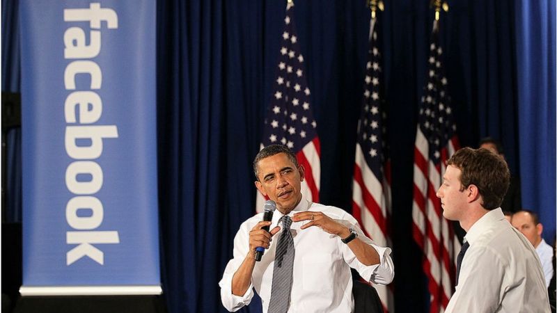 Obama conversando com Mark Zuckerberg