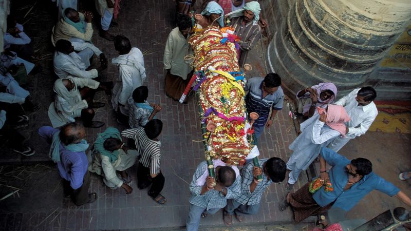 Varanasi um passeio na cidade sagrada da morte na Índia BBC News Brasil