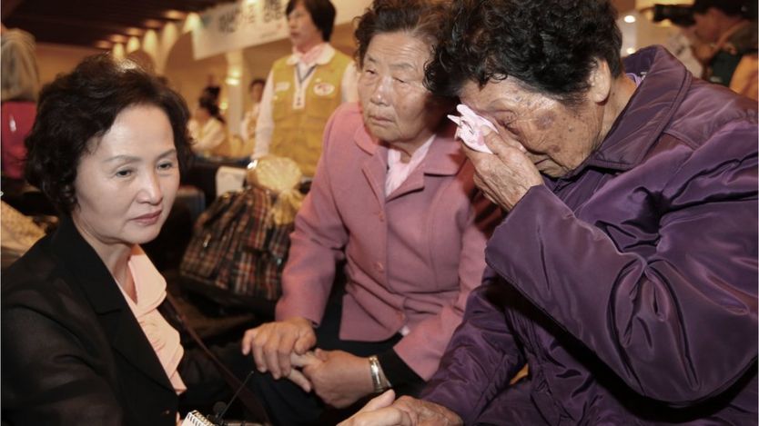South Korean Sung Soon-hwa, 86, right, weeps as she arrives to take part in family reunions with her North Korean family members at a hotel in Sokcho, South Korea (19 Oct. 2015)