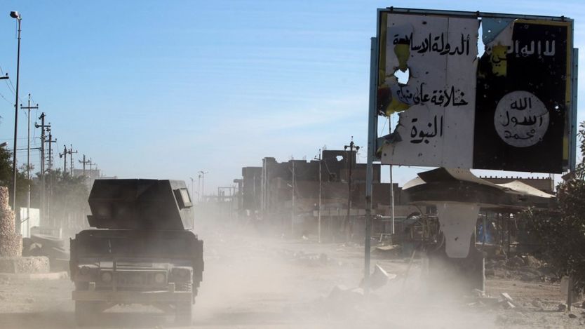 Iraqi Counter-Terrorism Service forces drive through the Tamim district of Ramadi (9 December 2015)