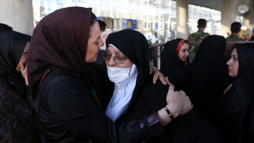 A female Iranian pilgrim is welcomed by her daughter upon arrival at Tehran airport (29 September 2015)