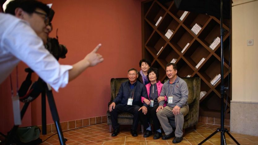 A South Korean family chosen to attend a family reunion event in North Korea pose for a group photo in Sokcho, near the Demilitarized Zone (DMZ) (19 October 2015)