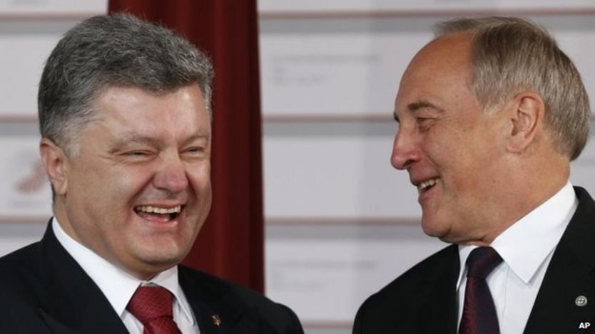 Ukrainian President Petro Poroshenko (left) speaks with Latvian President Andris Berzins in Riga