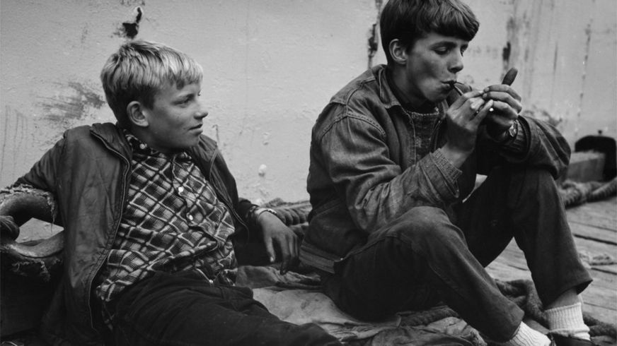 Dos adolescentes fumando en Islandia (1950)