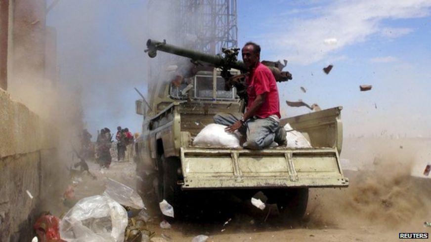 Southern militiaman fires a rocket-propelled grenade at Houthi rebels in Aden (3 April 2015)