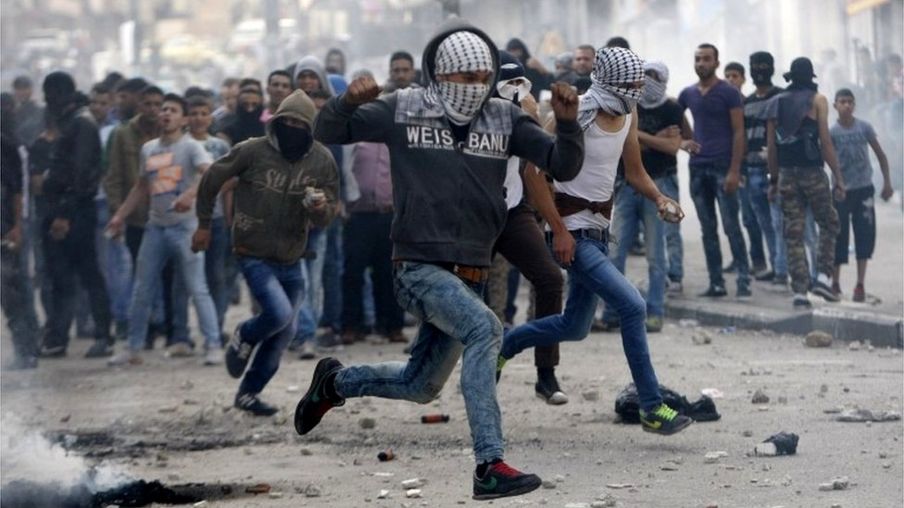 Palestinian rioters in Hebron (09/10/15)
