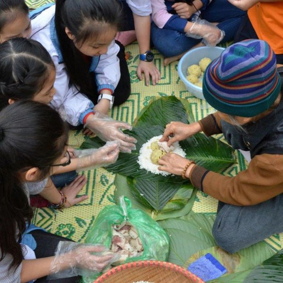 Trẻ em Việt Nam học cách gói bánh chưng Tết tại Bảo tàng Dân tộc học, Hà Nội