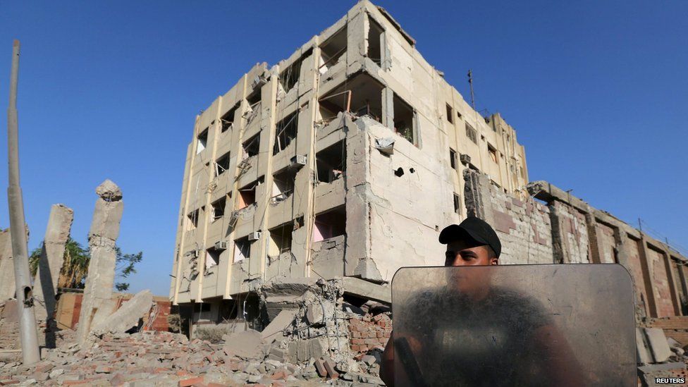 A security official guards the site of a bomb blast at a state security building in Shubra Al-Khaima, on the outskirts of Cairo (20 August 2015)