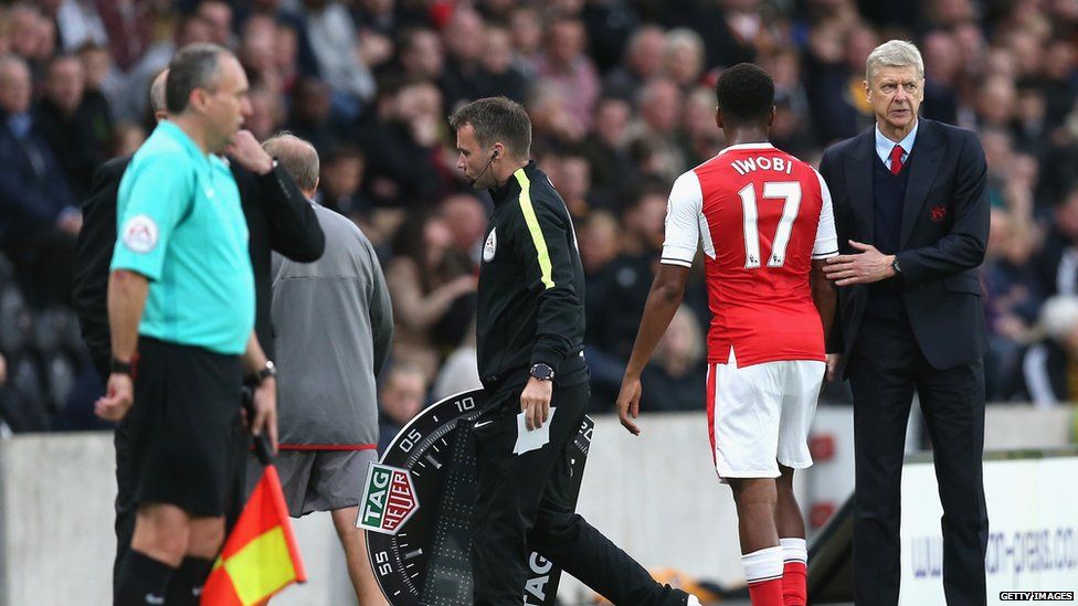 Arsene Wenger and Alex Iwobi shake hands