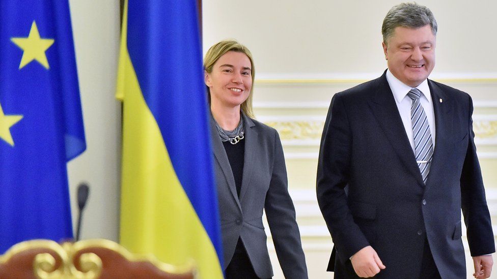Ukrainian President Petro Poroshenko (R) and EU High Representative for Foreign Affairs Federica Mogherini in Kiev, 9 Nov 15