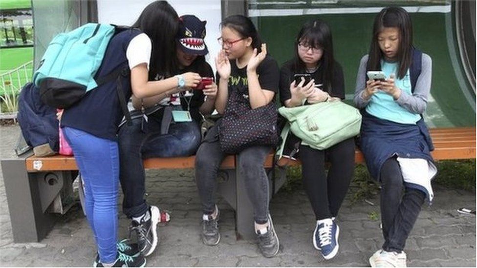 South Korean children with phones