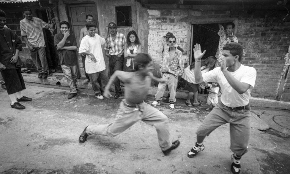 Santa Tecla, 1995. Miembros de la MS en una zona marginal. El fenómeno de las "maras" ya esta' tomando pié en el territorio Salvadoreño