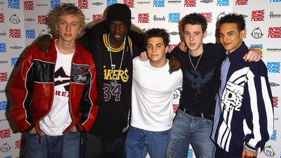 love-island-leads-to-a-new-blazin-squad-show-bbc-newsbeat