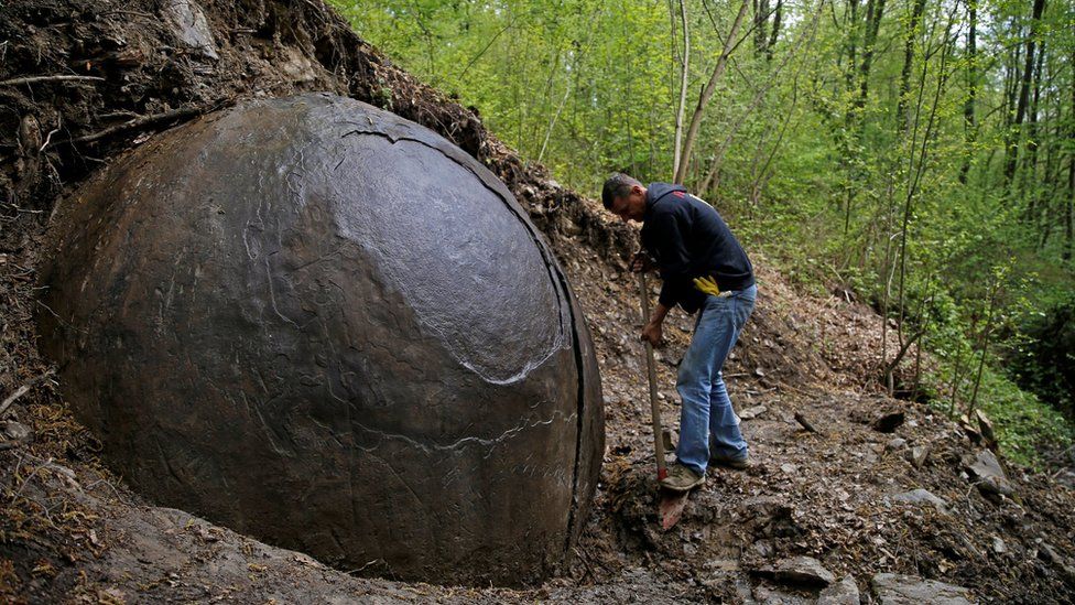 Suad Keserovic καθαρίζει μια πέτρα μπάλα στο χωριό Podubravlje κοντά Zavidovici, Βοσνία και Ερζεγοβίνη