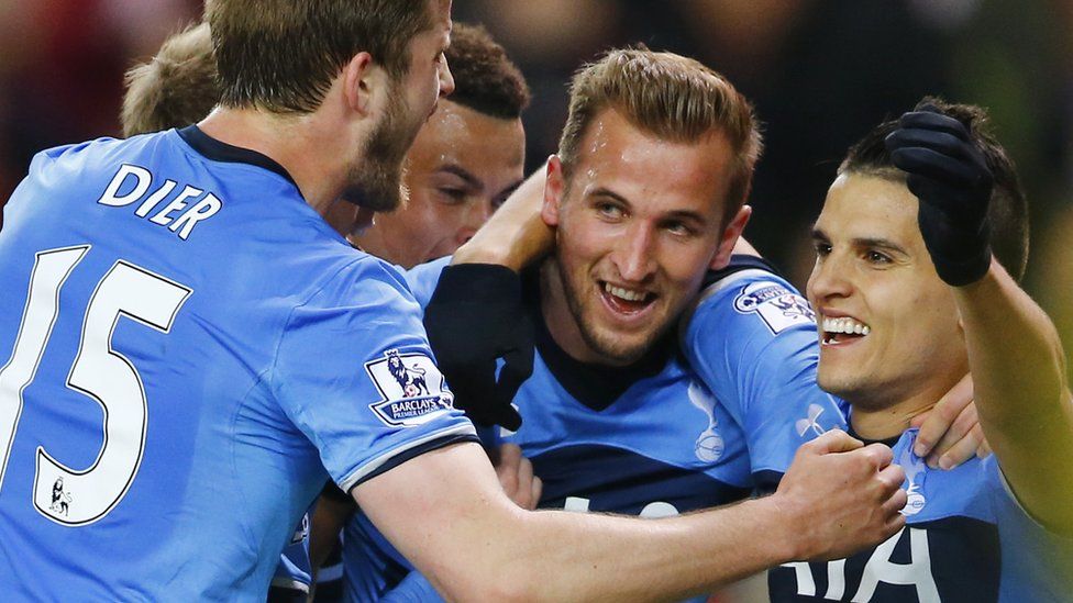 Spurs players celebrate goal