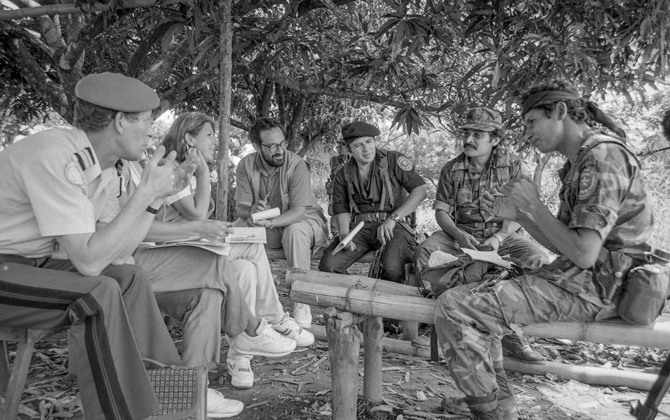 Aguacayo, 1992. MIembros de ONUSAL en las primeras reuniones de campo con jefes guerrilleros (RN y FAL).