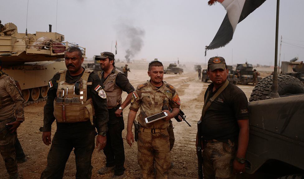Major Salam Jasim (centre) of the Iraqi Counter-Terrorism Service near Tob Twaya (24 October 2016)
