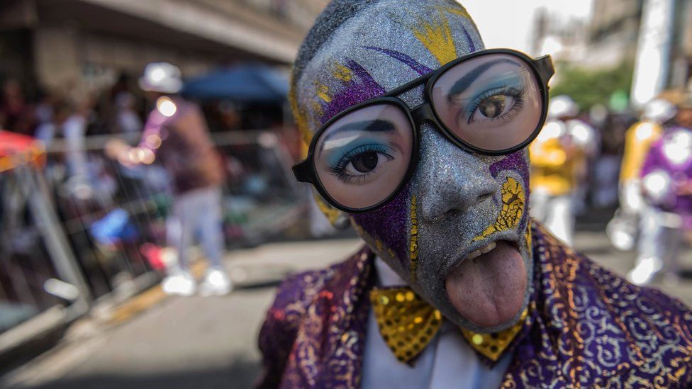 கேப் டவுனில் நடைபெற்ற தெரு பேரணியில் பங்கேற்பாளர் ஒருவர்