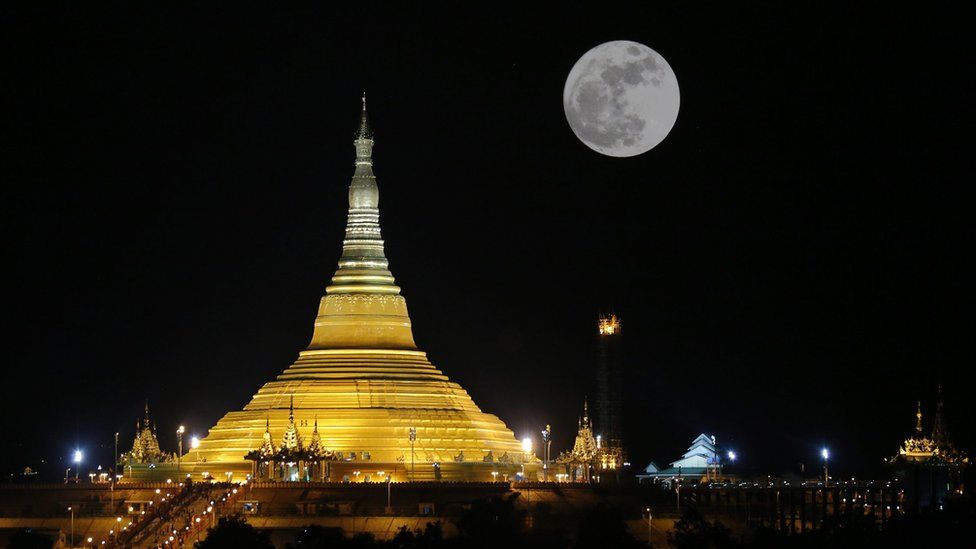 Mwezi ukiangazia juu ya eneo la Uppatasanti Pagoda huko Naypyitaw, nchini Burma, tarehe 14 Novemba 2016.
