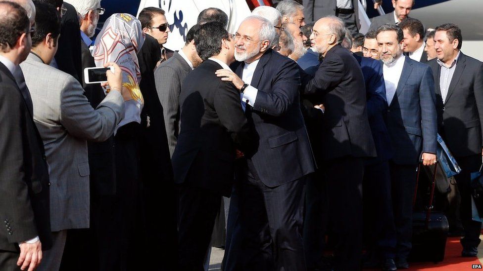 Iranian Foreign Minister Mohammad Javad Zarif and other negotiators are greeted at Tehran's Mehrabad airport (15 July 2015)