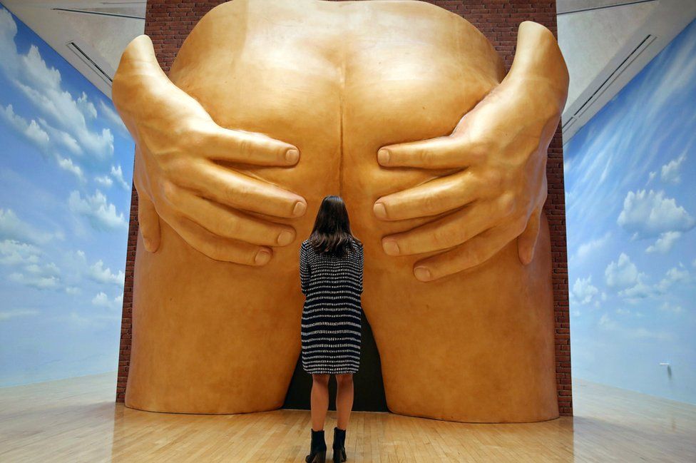 அன்தியா ஹெமில்டன் படைப்பிற்கு நடுவில் கலைக்கூடத்தின் உதவியாளர்.