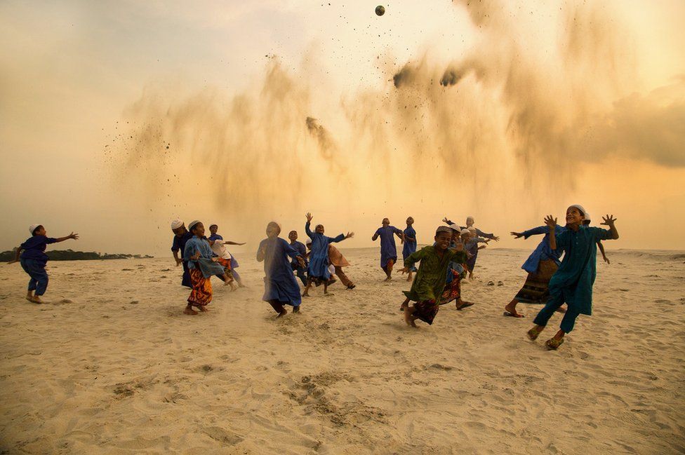 Παίζοντας στο Dusty Dusk.  Βραβεία έκθεσης MD Tanveer Rohan, Φιναλίστ, LensCulture 2015.