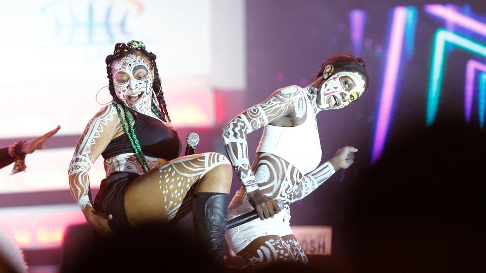 இரவுநேர கலைநிகழ்ச்சியின் ஒரு பகுதியாக நடன மற்றும் பாடல் கலைஞர்களும் நிகழ்ச்சிகளை நடத்தினர்.