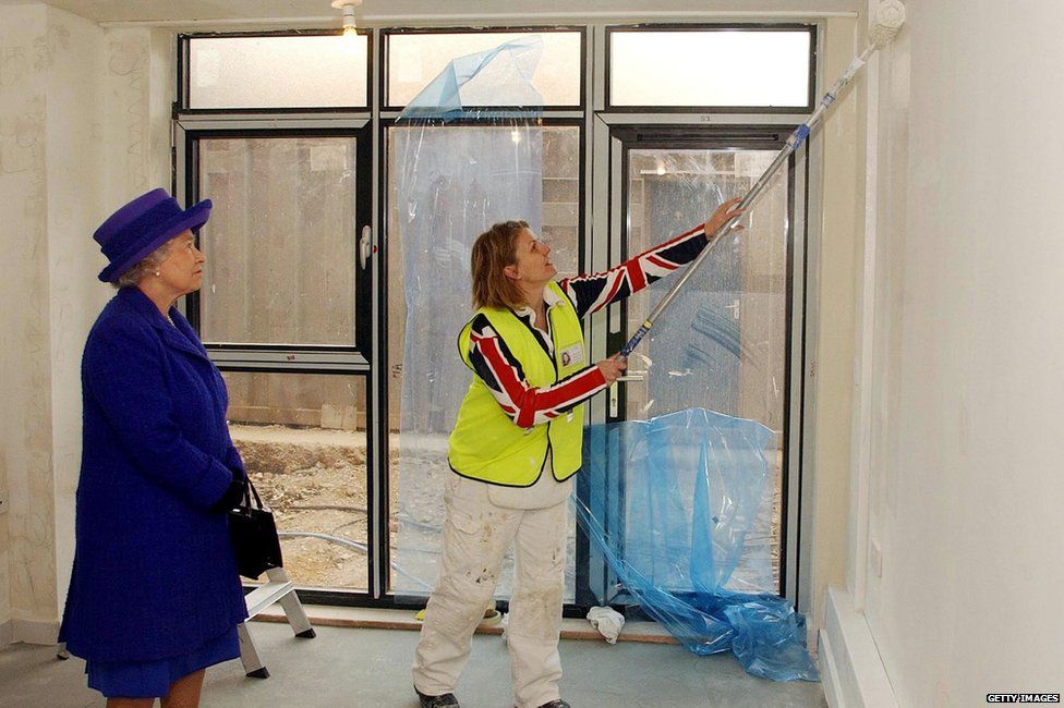 The Queen watches a building apprentice