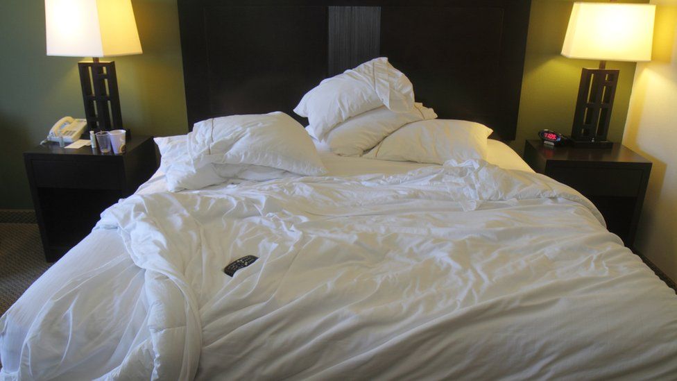 Порно онлайн - брюнетка испробовала сексом старую кровать на прочность