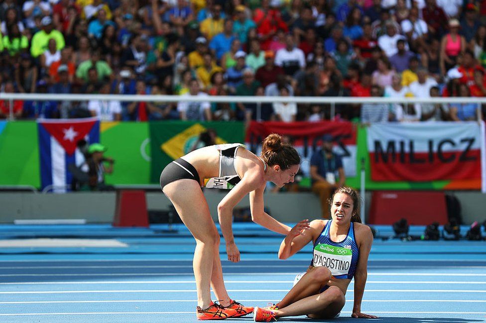 Nikki Hamblin de Nueva Zelanda asisitiendo a Abbey D'Agostino de EE.UU. en el estadio olímpico de Rio de Janeiro en Brasil el 16 de agosto de 2016.