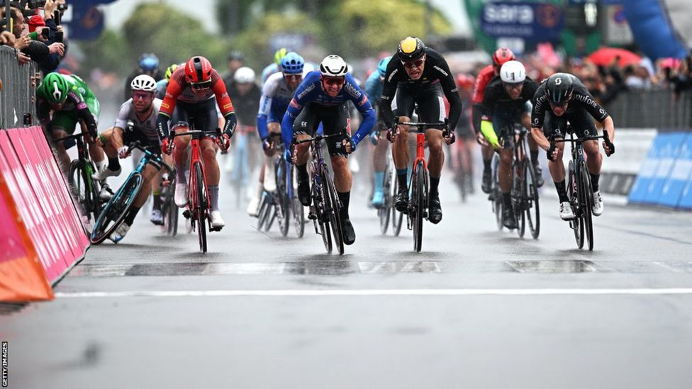 Giro D Italia Kaden Groves Wins As Mark Cavendish Crashes Over The