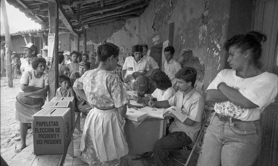 Arcatao, 1994. Primeras elecciones después de la guerra en una de las eran consideradas "capitales" guerrillera en el conflicto.