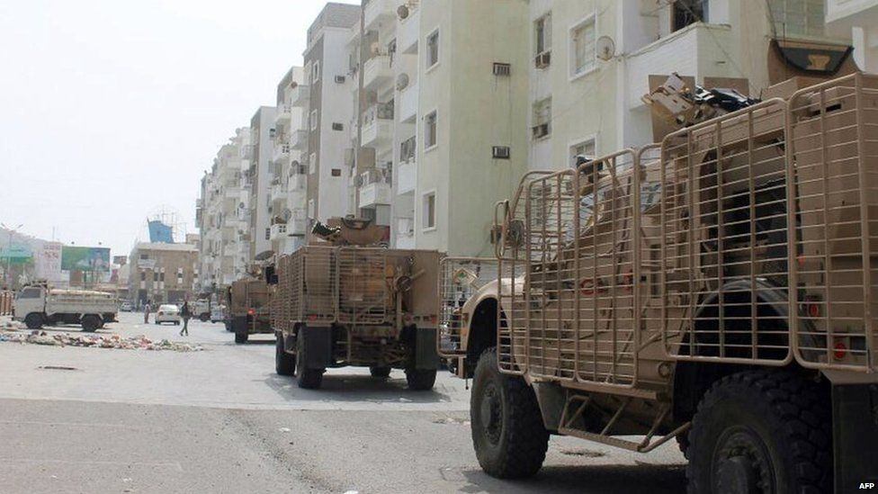 Armoured vehicles driven by pro-government militiamen and soldiers enter a residential area in Aden (19 July 2015)