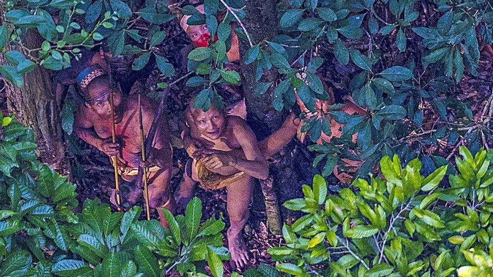 Índios em recorte mais aproximado da imagem