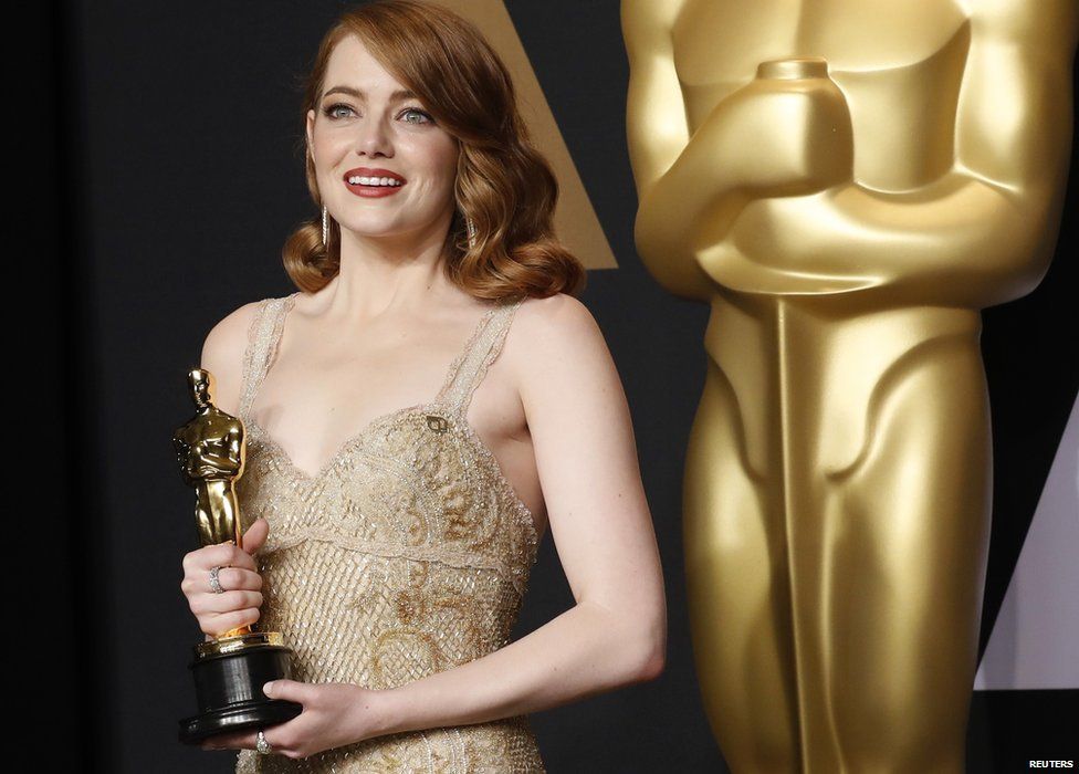 Emma Stone holding her Oscar