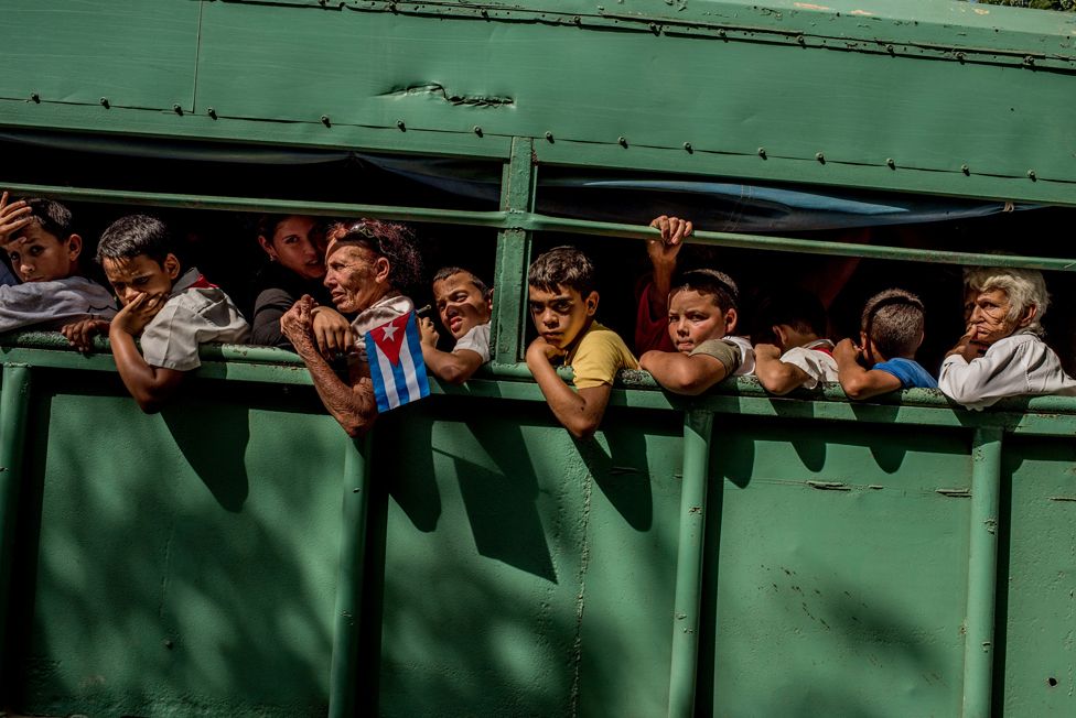 Кубинских студентов развозят по домам на грузовиках после проводов праха покойного Фиделя Кастро в провинции Лас Тунас