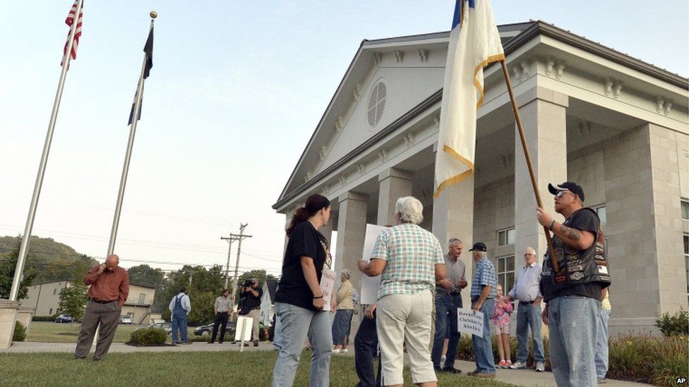 Kentucky Clerk Defies Supreme Court Order On Gay Marriage Bbc News